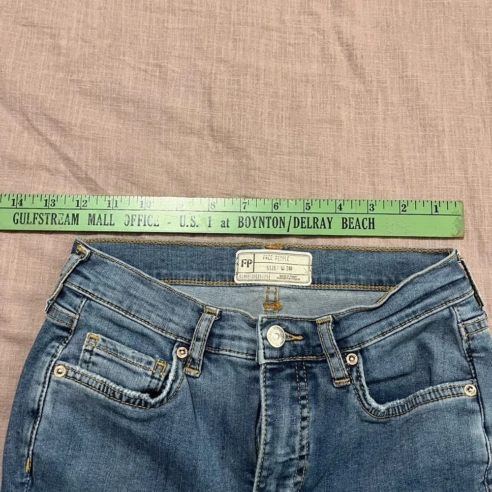 Free People Busted Knee Distressed Straight Leg Jeans Size 24 Great Condittion